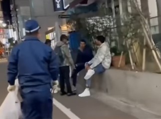 Petugas keamanan menegur perokok asal India di Jepang. (instagram)